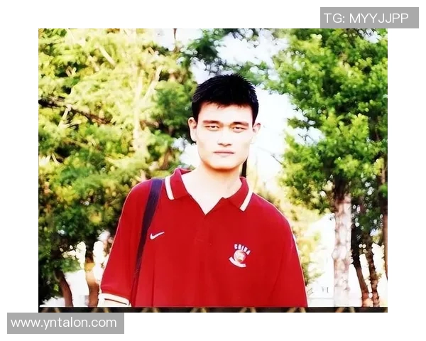 姚明扛红旗展现中国体育精神引领年轻一代追逐梦想的力量与勇气 姚明扛红旗展现中国体育精神引领年轻一代追逐梦想的力量与勇气