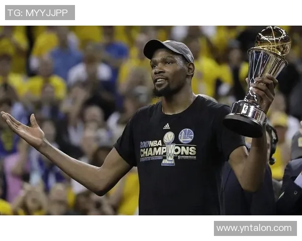 杜兰特在NBA赛场上上演三双表现，勇士轻松取胜